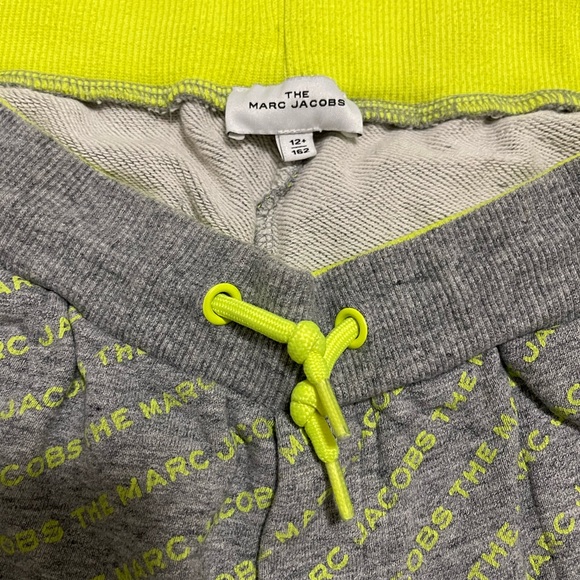 Marc Jacobs fleece bermuda shorts feature an all-over The Marc Jacobs print. - Picture 5 of 5